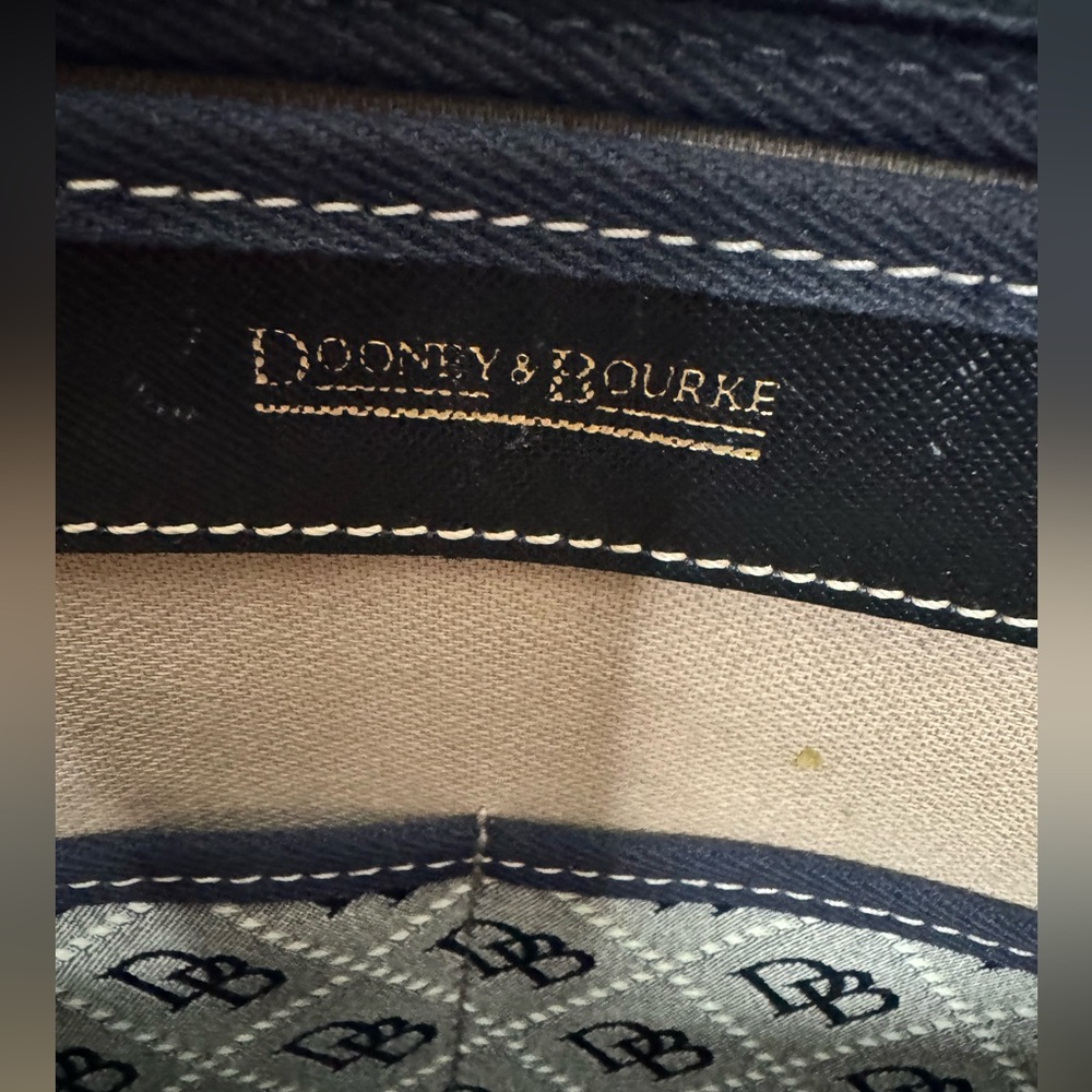 Dooney and Bourke cloth and leather square shoulder purse. - Picture 4 of 16